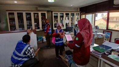 Tim auditor 1000 Cahaya sedang memantau pencahayaan, peralatan elektronik, dan walk through dalam audit energi gedung PP Muhammadiyah Jakarta.