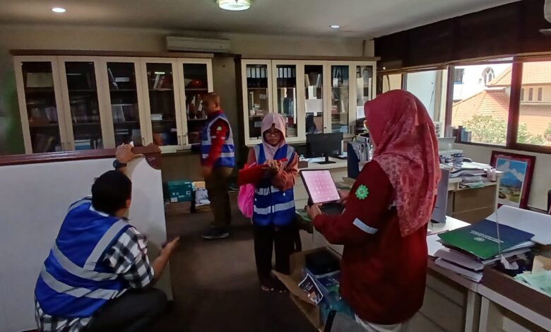 Tim auditor 1000 Cahaya sedang memantau pencahayaan, peralatan elektronik, dan walk through dalam audit energi gedung PP Muhammadiyah Jakarta.