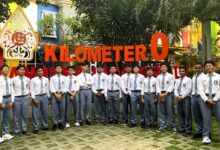 Santri MA Almatera Temanggung berfoto bersama di spot Kilometer 0 Kampung Inggris Pare Kediri