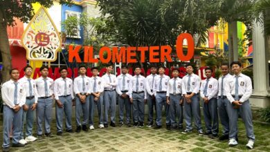 Santri MA Almatera Temanggung berfoto bersama di spot Kilometer 0 Kampung Inggris Pare Kediri