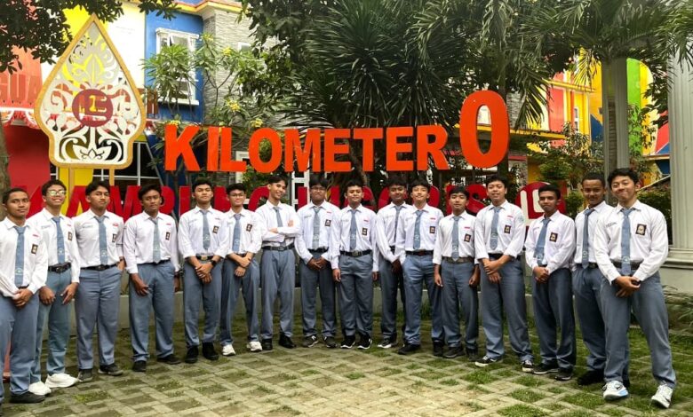 Santri MA Almatera Temanggung berfoto bersama di spot Kilometer 0 Kampung Inggris Pare Kediri