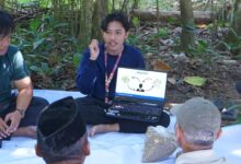 Narasumber memaparkan materi pelatihan pascapanen dan strategi pemasaran kopi Boyolali kepada warga Desa Seboto di area kebun.