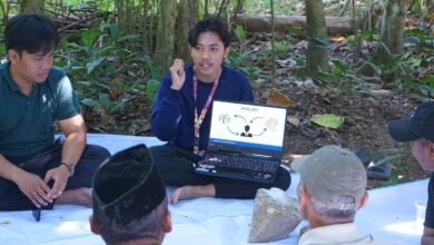 Narasumber memaparkan materi pelatihan pascapanen dan strategi pemasaran kopi Boyolali kepada warga Desa Seboto di area kebun.