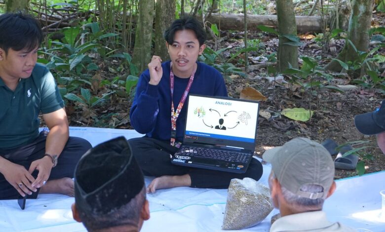 Narasumber memaparkan materi pelatihan pascapanen dan strategi pemasaran kopi Boyolali kepada warga Desa Seboto di area kebun.