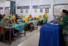 Kader Aisyiyah menyimak materi dalam kegiatan Pengajian Aisyiyah Grobogan berbasis Qoryah Thoyyibah.