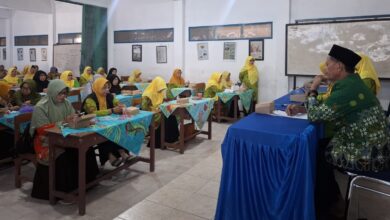 Kader Aisyiyah menyimak materi dalam kegiatan Pengajian Aisyiyah Grobogan berbasis Qoryah Thoyyibah.