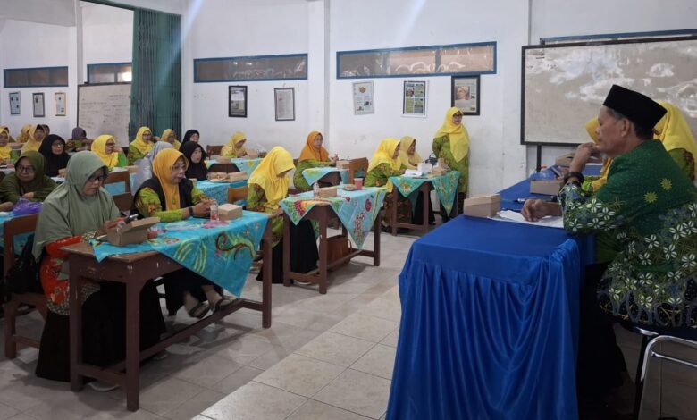 Kader Aisyiyah menyimak materi dalam kegiatan Pengajian Aisyiyah Grobogan berbasis Qoryah Thoyyibah.
