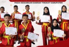 Delapan atlet pesilat SMP Mutu Plus Cilacap memegang piala dan sertifikat prestasi Kejurda Tapak Suci Cilacap.