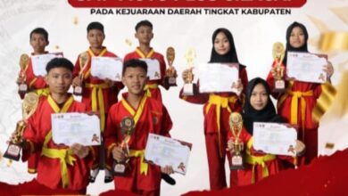 Delapan atlet pesilat SMP Mutu Plus Cilacap memegang piala dan sertifikat prestasi Kejurda Tapak Suci Cilacap.