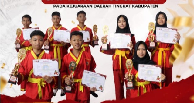 Delapan atlet pesilat SMP Mutu Plus Cilacap memegang piala dan sertifikat prestasi Kejurda Tapak Suci Cilacap.