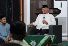 Ketua PDM Kota Semarang Dr. H. Fachrur Rozi, M.Ag. menyampaikan tausiah Maulid Nabi di UNIMUS tentang pentingnya literasi digital.