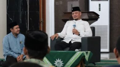 Ketua PDM Kota Semarang Dr. H. Fachrur Rozi, M.Ag. menyampaikan tausiah Maulid Nabi di UNIMUS tentang pentingnya literasi digital.
