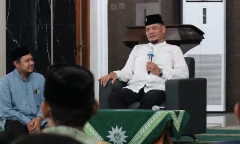 Ketua PDM Kota Semarang Dr. H. Fachrur Rozi, M.Ag. menyampaikan tausiah Maulid Nabi di UNIMUS tentang pentingnya literasi digital.