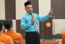 Ki Ustad Pujiono memberikan materi tips memilih organisasi mahasiswa di Masta UMPKU 2026.