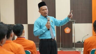 Ki Ustad Pujiono memberikan materi tips memilih organisasi mahasiswa di Masta UMPKU 2026.