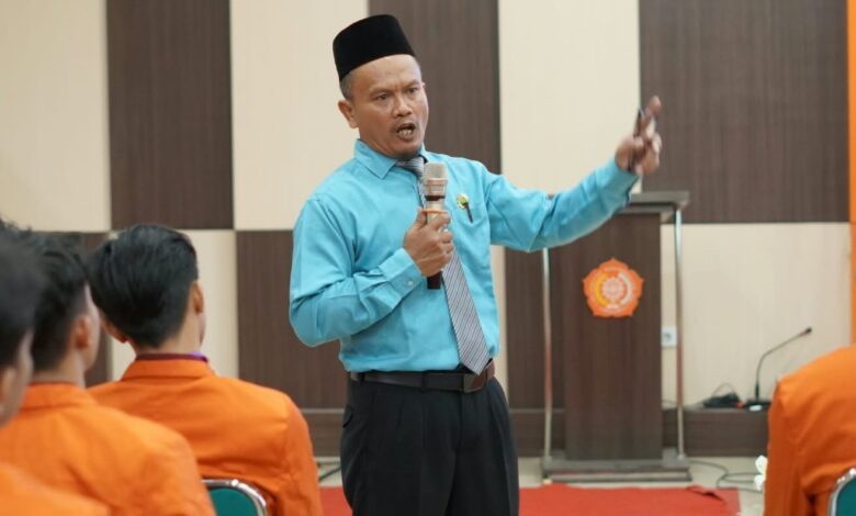 Ki Ustad Pujiono memberikan materi tips memilih organisasi mahasiswa di Masta UMPKU 2026.