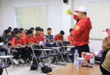 Narasumber Verry Kasyoga (Pelatih Timnas) sedang memperagakan bola softball di hadapan peserta coaching clinic softball UMP di ruang kelas Universitas Muhammadiyah Purwokerto.