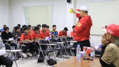 Narasumber Verry Kasyoga (Pelatih Timnas) sedang memperagakan bola softball di hadapan peserta coaching clinic softball UMP di ruang kelas Universitas Muhammadiyah Purwokerto.