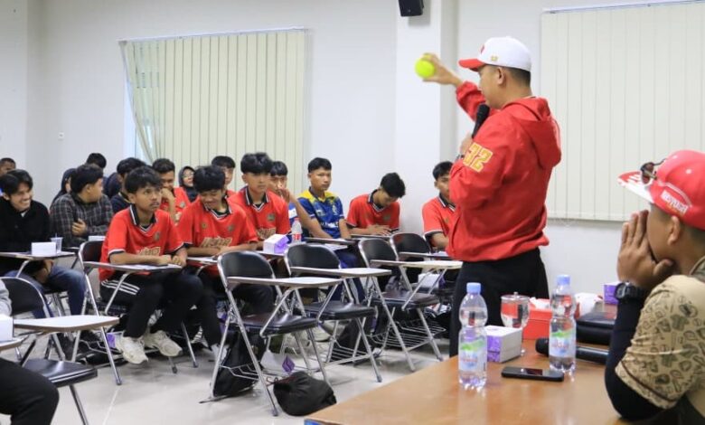 Narasumber Verry Kasyoga (Pelatih Timnas) sedang memperagakan bola softball di hadapan peserta coaching clinic softball UMP di ruang kelas Universitas Muhammadiyah Purwokerto.