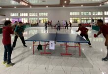 Dosen dan tendik UMPWR bertanding tenis meja dalam rangka Milad ke-62 UMPWR di Auditorium Kasman Singodimedjo