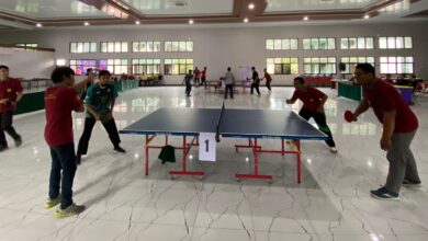 Dosen dan tendik UMPWR bertanding tenis meja dalam rangka Milad ke-62 UMPWR di Auditorium Kasman Singodimedjo