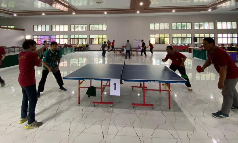 Dosen dan tendik UMPWR bertanding tenis meja dalam rangka Milad ke-62 UMPWR di Auditorium Kasman Singodimedjo