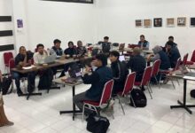 Tim Fakultas Teknik UMS sedang melakukan rapat koordinasi rutin membahas progres pelaksanaan program Revitalisasi Sekolah UMS Jawa Tengah bersama para dosen dan fasilitator di ruang rapat kampus.