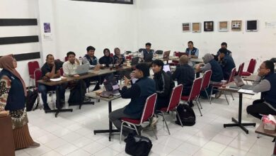 Tim Fakultas Teknik UMS sedang melakukan rapat koordinasi rutin membahas progres pelaksanaan program Revitalisasi Sekolah UMS Jawa Tengah bersama para dosen dan fasilitator di ruang rapat kampus.
