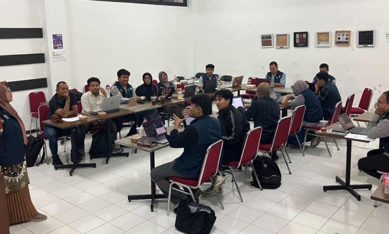 Tim Fakultas Teknik UMS sedang melakukan rapat koordinasi rutin membahas progres pelaksanaan program Revitalisasi Sekolah UMS Jawa Tengah bersama para dosen dan fasilitator di ruang rapat kampus.