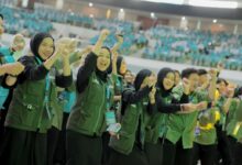 Duta Masta PMB UMS 2026 berseru ceria dan bersorak menyambut mahasiswa baru UMS di Edutorium UMS