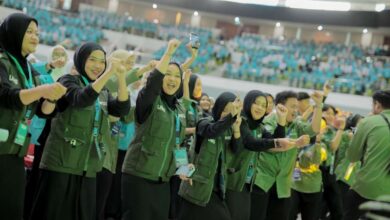 Duta Masta PMB UMS 2026 berseru ceria dan bersorak menyambut mahasiswa baru UMS di Edutorium UMS