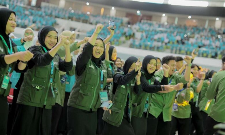 Duta Masta PMB UMS 2026 berseru ceria dan bersorak menyambut mahasiswa baru UMS di Edutorium UMS