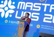 Ketua Korkom IMM UMS Rizki Damarjati Wicaksono memberikan sambutan di podium Masta PMB UMS 2026 Edutorium Ahmad Dahlan Surakarta.
