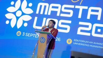 Ketua Korkom IMM UMS Rizki Damarjati Wicaksono memberikan sambutan di podium Masta PMB UMS 2026 Edutorium Ahmad Dahlan Surakarta.