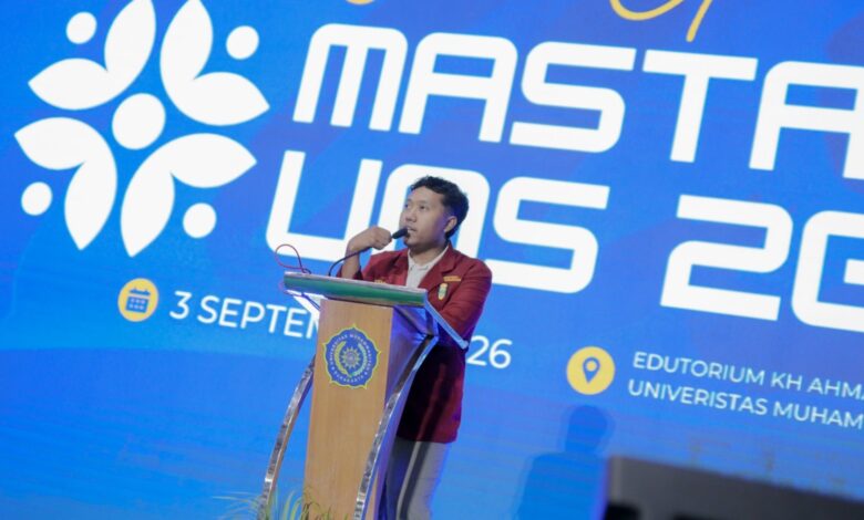 Ketua Korkom IMM UMS Rizki Damarjati Wicaksono memberikan sambutan di podium Masta PMB UMS 2026 Edutorium Ahmad Dahlan Surakarta.