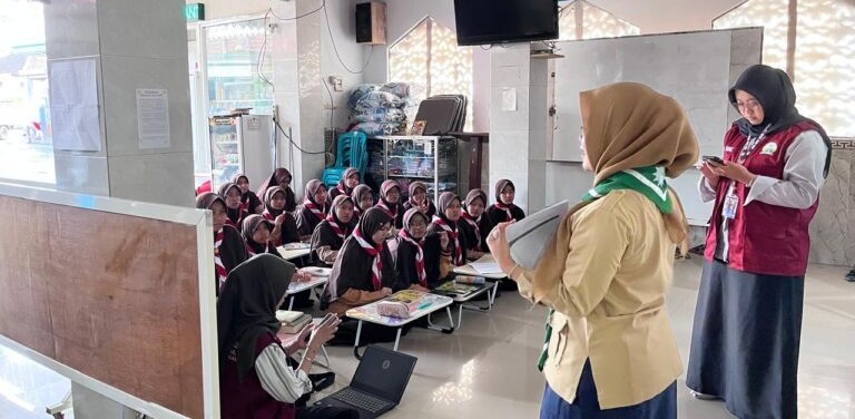 Pembinaan Kepanduan Hizbul Wathan UMS oleh mahasiswa KKNMAs kepada para siswa SMK Muhammadiyah 9 Wagir Malang.