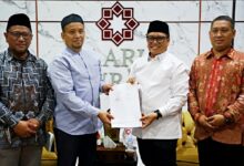 Perwakilan LSP UMS dan Daarul Qur'an memegang berkas penjajakan sertifikasi pengajar Al-Qur'an di Tangerang.