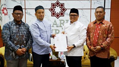Perwakilan LSP UMS dan Daarul Qur'an memegang berkas penjajakan sertifikasi pengajar Al-Qur'an di Tangerang.