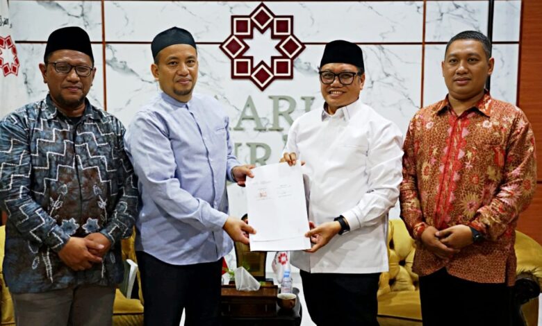 Perwakilan LSP UMS dan Daarul Qur'an memegang berkas penjajakan sertifikasi pengajar Al-Qur'an di Tangerang.
