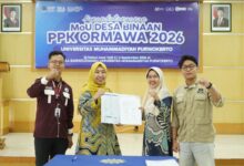 Perwakilan Universitas Muhammadiyah Purwokerto dan Desa Sasaran menandatangani MoU PPK Ormawa 2026 untuk memperkuat pemberdayaan masyarakat.