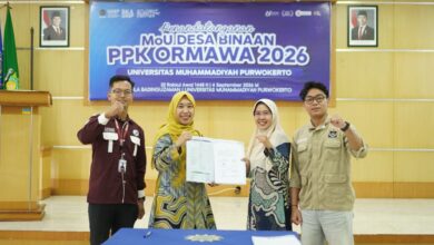 Perwakilan Universitas Muhammadiyah Purwokerto dan Desa Sasaran menandatangani MoU PPK Ormawa 2026 untuk memperkuat pemberdayaan masyarakat.