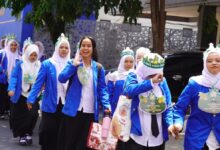Mahasiswa baru Universitas Muhammadiyah Purwokerto mengenakan almamater biru berjalan bersama saat kegiatan orientasi kampus.
