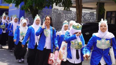Mahasiswa baru Universitas Muhammadiyah Purwokerto mengenakan almamater biru berjalan bersama saat kegiatan orientasi kampus.