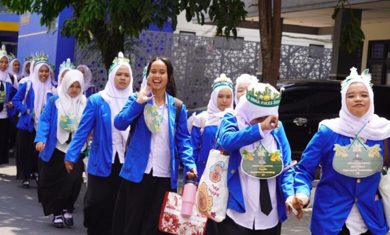 Mahasiswa baru Universitas Muhammadiyah Purwokerto mengenakan almamater biru berjalan bersama saat kegiatan orientasi kampus.