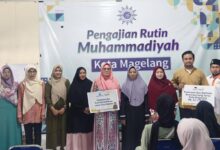 Penyerahan simbolis bantuan Bhakti Guru dan Beasiswa Sang Surya oleh Lazismu Kota Magelang