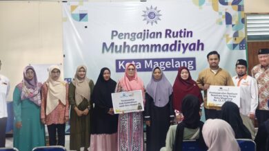 Penyerahan simbolis bantuan Bhakti Guru dan Beasiswa Sang Surya oleh Lazismu Kota Magelang