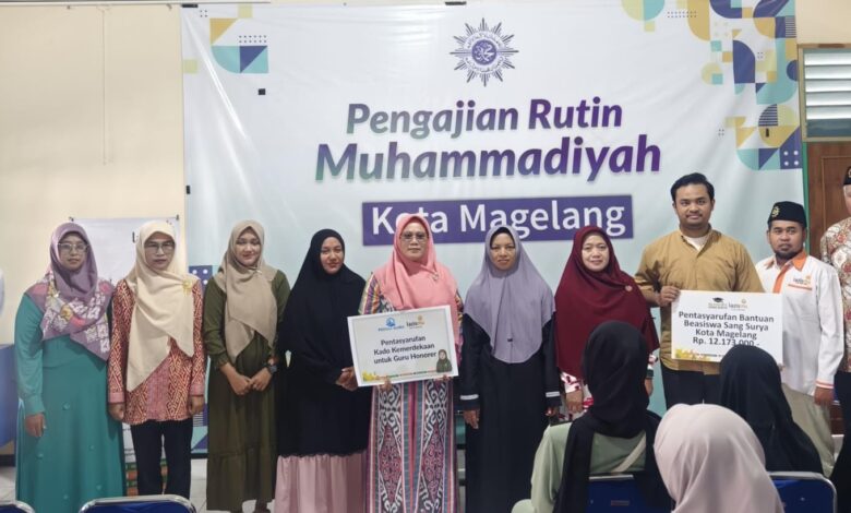 Penyerahan simbolis bantuan Bhakti Guru dan Beasiswa Sang Surya oleh Lazismu Kota Magelang