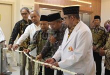 Peresmian RS PKU Solo Priority Floor ditandai dengan pemotongan ronce bunga melati oleh pimpinan Muhammadiyah dan direksi.
