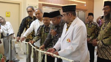 Peresmian RS PKU Solo Priority Floor ditandai dengan pemotongan ronce bunga melati oleh pimpinan Muhammadiyah dan direksi.
