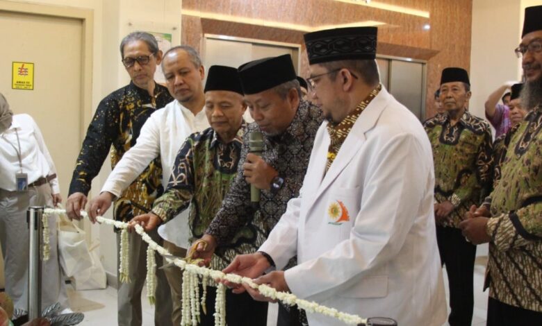 Peresmian RS PKU Solo Priority Floor ditandai dengan pemotongan ronce bunga melati oleh pimpinan Muhammadiyah dan direksi.